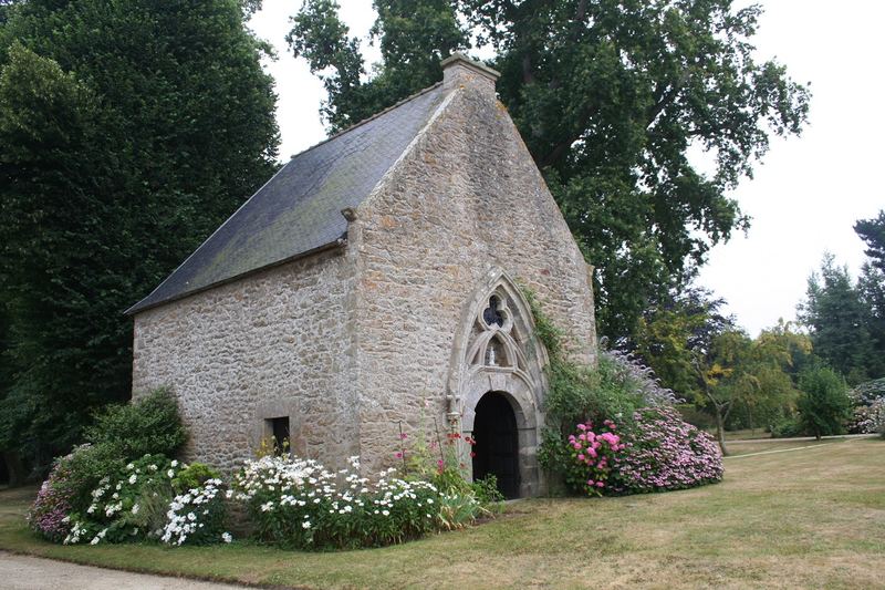 La chapelle Saint-Jacques et ses massifs fleuris