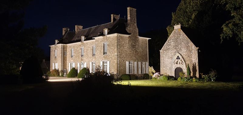 La malouinière et la chapelle éclairées de nuit