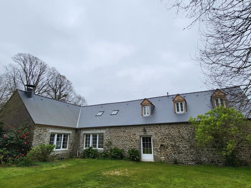 Le gîte de l'Étang, longère de pierre au toit d'ardoise