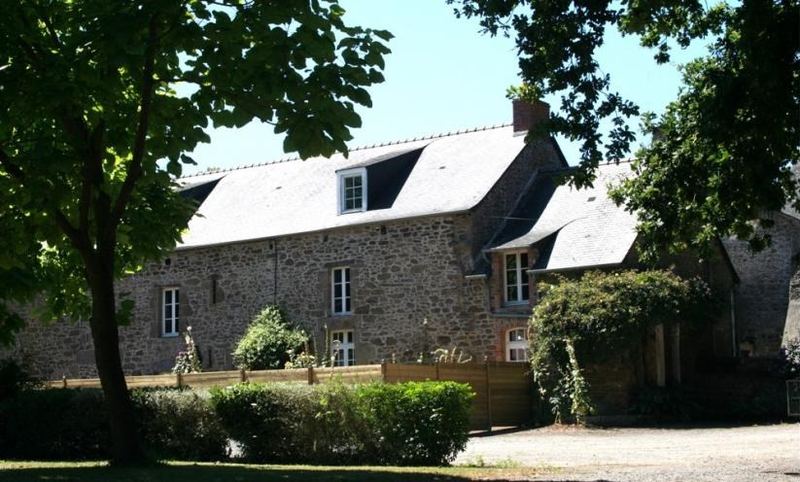 Le gîte de la ferme, longère de pierre dans le parc