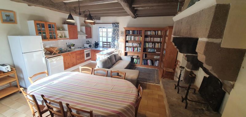 Le grand séjour de la ferme, cuisine et bibliothèque