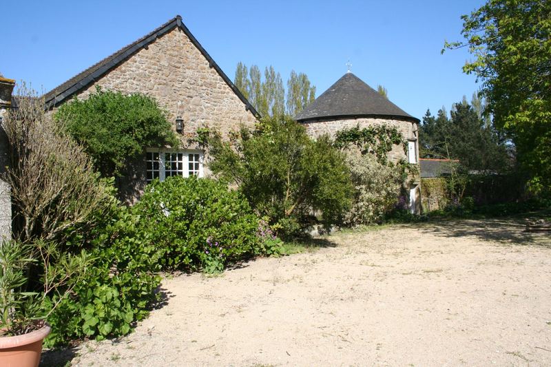 L'ancien germoir et le pigeonnier, côté jardin