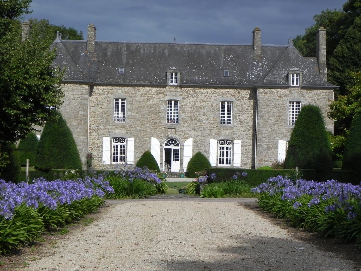 La façade de la malouinière de la Bardoulais, l'allée et les agapanthes en fleurs