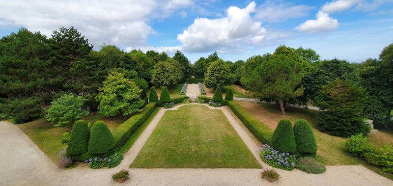 L'allée des jardins ouest et la malouinière au fond