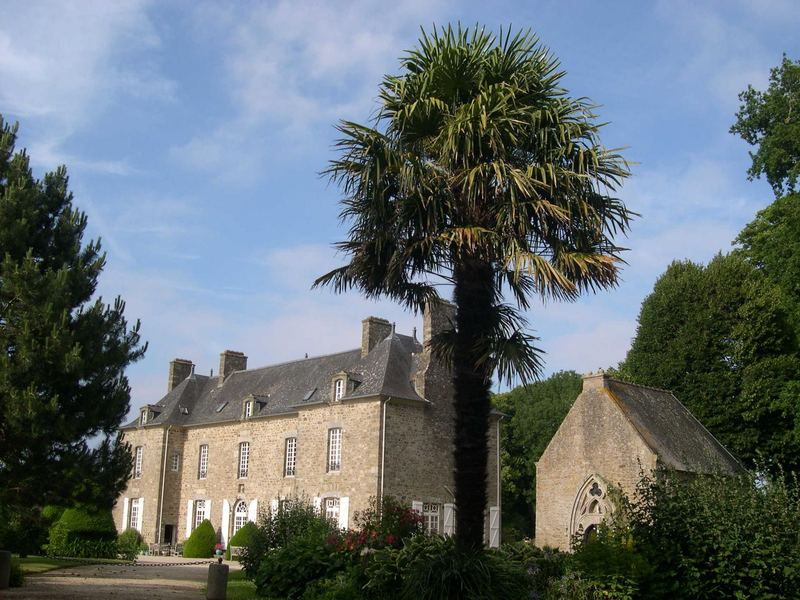 La malouinière de 1731, son palmier et la chapelle