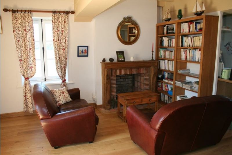 Le salon du manoir, fauteuils club et bibliothèque