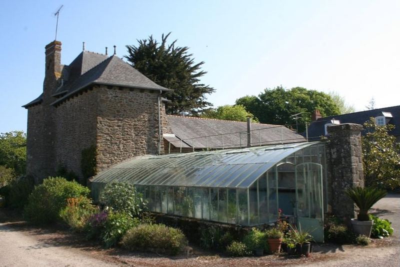 Le manoir des Bardoul et la serre, dans le parc