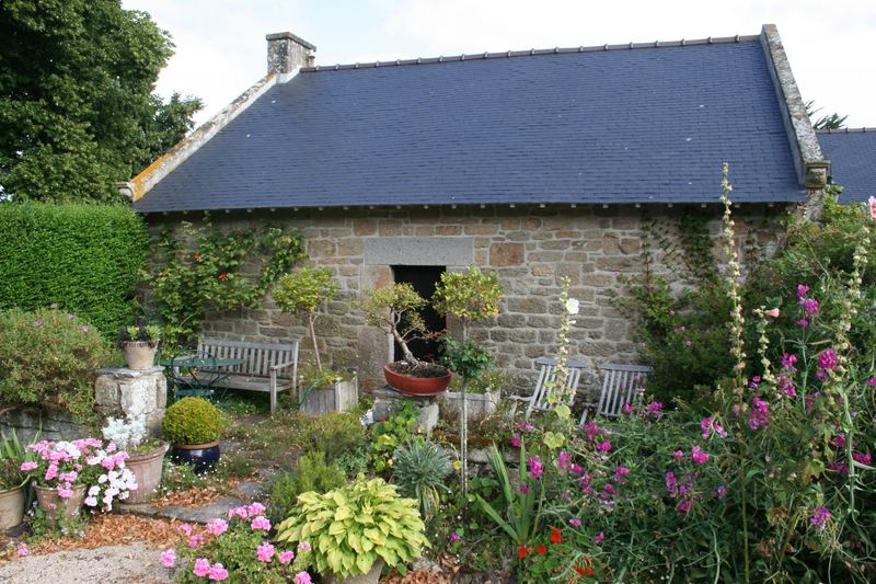 Le parc fleuri devant la chapelle