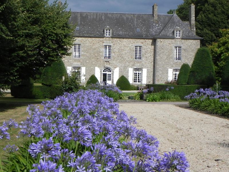 La façade côté jardin et les agapanthes