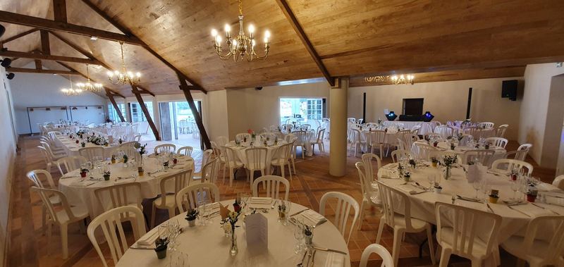 La salle de l'orangerie dressée pour un mariage