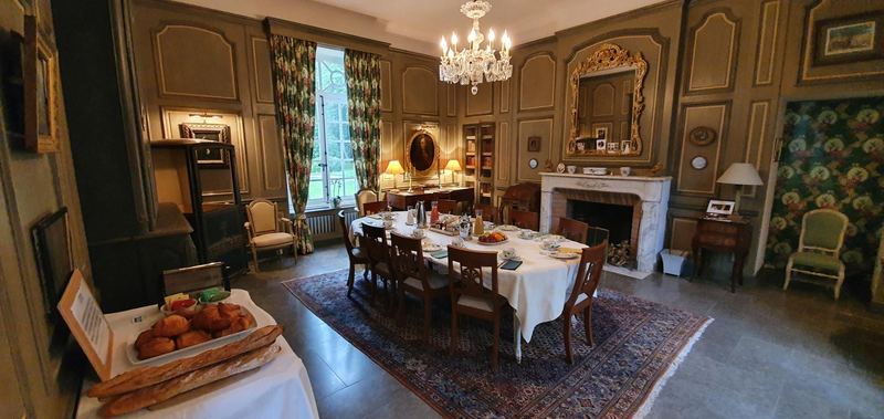 La salle à manger des hôtes, boiseries et lustre