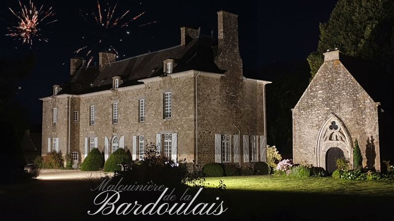 La malouinière et la chapelle illuminées, feu d'artifice dans le ciel